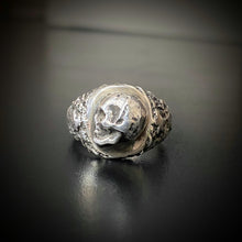 Load image into Gallery viewer, Skull Signet Ring
