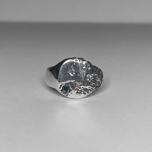 Load image into Gallery viewer, Single Stone Oval Signet Ring